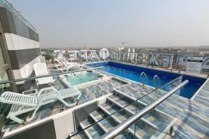 Aster Luxury Apt close to Airport & Mall with Rooftop pool & gym内部或周边的泳池