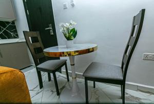 Aster Luxury Apt close to Airport & Mall with Rooftop pool & gym的休息区