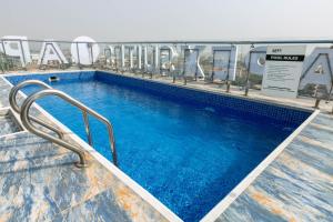 Aster Luxury Apt close to Airport & Mall with Rooftop pool & gym内部或周边的泳池