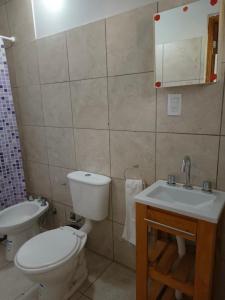 ein Badezimmer mit Toilette und Waschbecken in der Unterkunft Casita del Río in Santa Rosa de Calamuchita + 23 Fotos