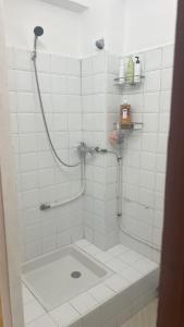 ein weißes Bad mit einer Dusche in der Unterkunft Studio en plein centre de Hassan Rabat in Rabat
