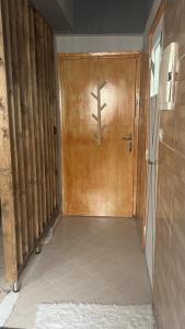 eine Holztür mit Kreuz in einem Zimmer in der Unterkunft Studio en plein centre de Hassan Rabat in Rabat