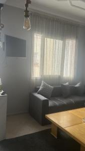 ein Wohnzimmer mit Sofa und Tisch in der Unterkunft Studio en plein centre de Hassan Rabat in Rabat