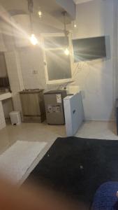Zimmer mit kleinem Kühlschrank in der Unterkunft Studio en plein centre de Hassan Rabat in Rabat