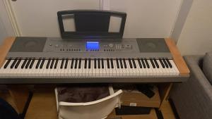 an electronic keyboard sitting on top of a table at 2 bedroom apartment in Lijordet
