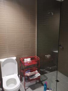 a bathroom with a toilet and a glass shower at Room with king-size bed close to Melbourne CBD & Southern Cross Station in Melbourne