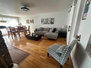 ein Wohnzimmer mit Sofa und Tisch in der Unterkunft 20 Minutes de Montréal, 1 chambre et 2 lits pour maximum 4 personnes in Pointe-Calumet