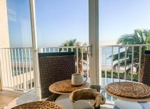 Μπαλκόνι ή βεράντα στο Hutchinson Island BeachFront Heated Pool Balcony Top Floor