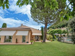 a house with a green yard with a tree at La Sarrazine in Les Mées
