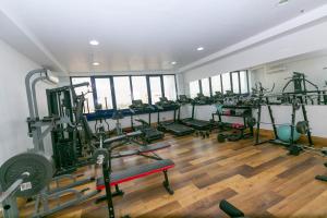 Aster Luxury Apt close to Airport & Mall with Rooftop pool & gym的健身中心和/或健身设施