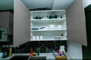 Aster Luxury Apt close to Airport & Mall with Rooftop pool & gym的厨房或小厨房