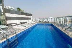 阿克拉Aster Luxury Apt close to Airport & Mall with Rooftop pool & gym的楼顶游泳池
