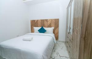 Aster Luxury Apt close to Airport & Mall with Rooftop pool & gym客房内的一张或多张床位