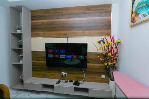Aster Luxury Apt close to Airport & Mall with Rooftop pool & gym的电视和/或娱乐中心