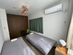 Postelja oz. postelje v sobi nastanitve Ns Home 南名古屋一軒家ルームシェア-3G