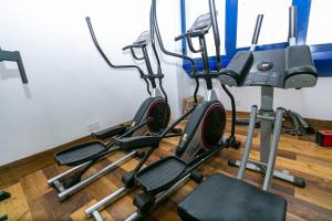 Aster Luxury Apt close to Airport & Mall with Rooftop pool & gym的健身中心和/或健身设施