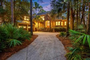 Una casa con palmeras y una entrada para coches. en GW09: 9 Grey Widgeon, en Kiawah Island