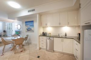 Køkken eller tekøkken på Chic Hastings Street Apartment