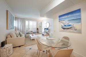 Et opholdsområde på Chic Hastings Street Apartment