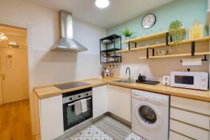 una cucina con lavatrice e asciugatrice in una stanza di Oviedo Centro Apartastur26, en calle Gascona a Oviedo