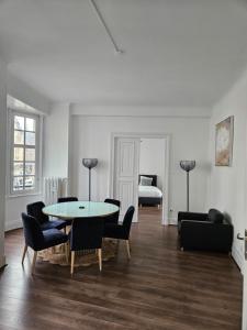 Posezení v ubytování Superbe appartement 140 m2 plein centre-ville de Strasbourg