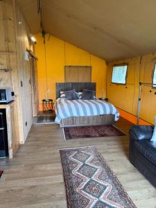 Postel nebo postele na pokoji v ubytování Hidden Valley Glamping