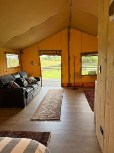 Posezení v ubytování Hidden Valley Glamping
