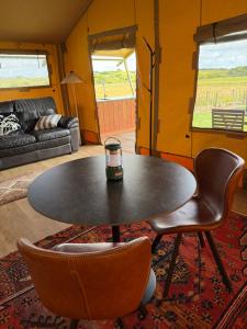 Posezení v ubytování Hidden Valley Glamping
