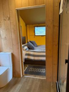 Postel nebo postele na pokoji v ubytování Hidden Valley Glamping + 4 fotografie