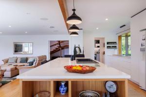Gallery image of The Bach - Luxury Waterfront Living with Spa Pool in Rotorua +56 photos