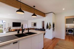Gallery image of The Bach - Luxury Waterfront Living with Spa Pool in Rotorua