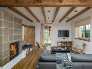 Televízia a/alebo spoločenská miestnosť v ubytovaní Villa in Beskydy with Sauna & Mountain Views