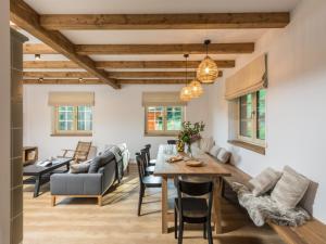 Posedenie v ubytovaní Villa in Beskydy with Sauna & Mountain Views