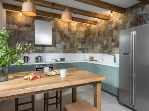 Kuchyňa alebo kuchynka v ubytovaní Villa in Beskydy with Sauna & Mountain Views