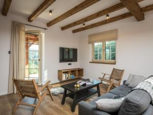 Televízia a/alebo spoločenská miestnosť v ubytovaní Villa in Beskydy with Sauna & Mountain Views
