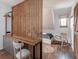 Posedenie v ubytovaní Villa in Beskydy with Sauna & Mountain Views