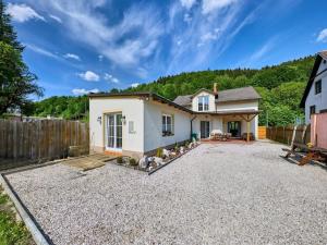 スヴォボダ・ナト・ウーポウにあるVilla in East Bohemia with Pool & Nature Trailsの塀と砂利道のある家