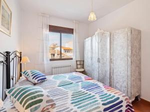 een slaapkamer met een groot bed en een raam bij Holiday Home in Bienservida with private pool in Villaverde de Guadalimar +32 foto's