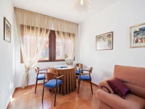 een woonkamer met een tafel, stoelen en een bank bij Holiday Home in Bienservida with private pool in Villaverde de Guadalimar