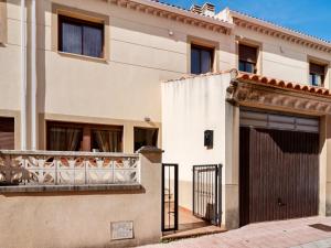een huis met een poort en een balkon bij Holiday Home in Bienservida with private pool in Villaverde de Guadalimar