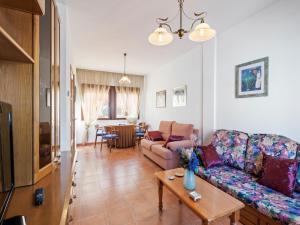 een woonkamer met een bank en een tafel bij Holiday Home in Bienservida with private pool in Villaverde de Guadalimar