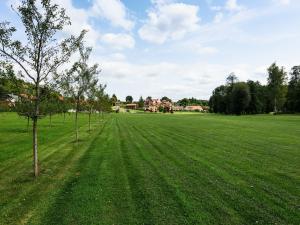 Taman di luar Villa in Varva ov with Garden Retreat