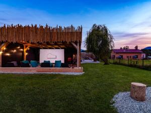 Zahrada ubytování Charming Home in Frýdlant with Jacuzzi & Cinema
