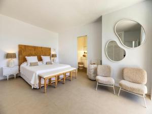 Giường trong phòng chung tại Villa in Ibiza with Sea Views & Pools +31 ảnh