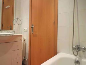 Et badeværelse på Apartment in Roses by the Beach + 31 billeder