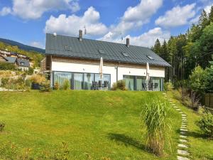 Zahrada ubytování Villa in Krkono e with Sauna and Forest Views
