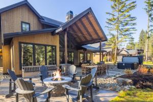 eine Terrasse mit Stühlen, einem Tisch und einer Feuerstelle in der Unterkunft Suncadia 4 Bdrm Home with Lavish Patio Space in Cle Elum