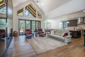 ein Wohnzimmer mit Sofa und Tisch in der Unterkunft Suncadia 4 Bdrm Home with Lavish Patio Space in Cle Elum
