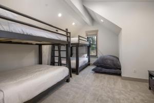 ein Schlafzimmer mit zwei Etagenbetten und einem Schreibtisch in der Unterkunft Suncadia 4 Bdrm Home with Lavish Patio Space in Cle Elum + 28 Fotos