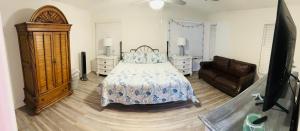 a bedroom with a bed and a couch at The Teal Cottage in Crystal River